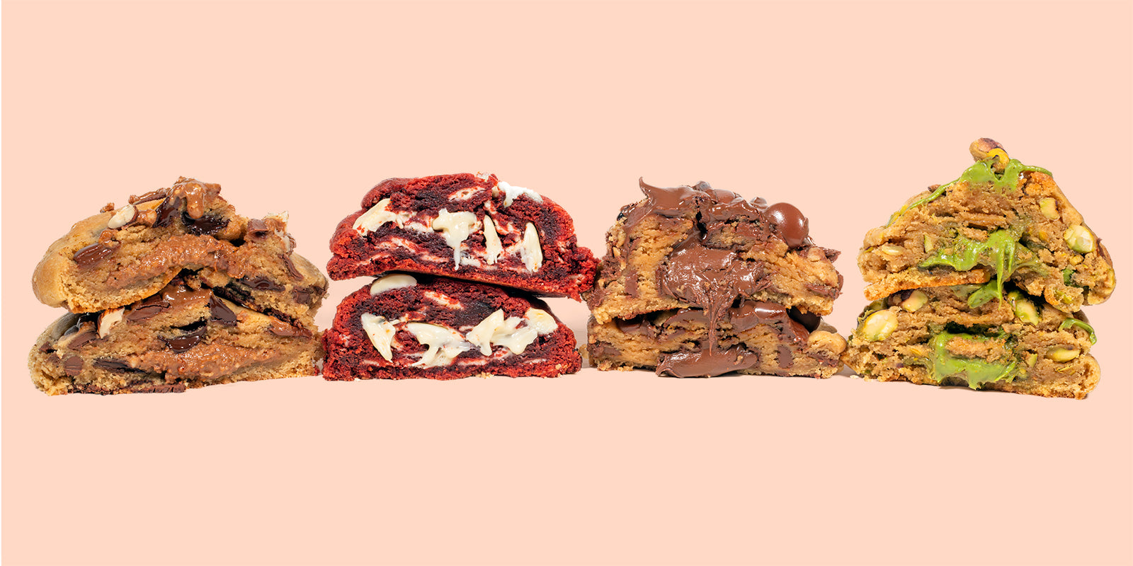 4 cookies artisanaux ultra gourmands, alignés sur fond clair : praliné, chocolat au lait fondant, nutella, pistaches, red velvet. Texture moelleuse et généreuse mise en valeur dans une composition apétissante