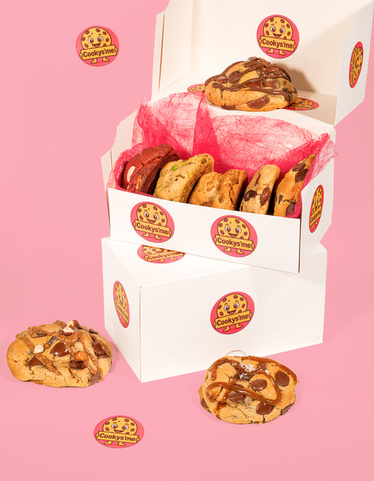 Box découverte cookys'me ouverte avec huit cookies artisanaux aux saveurs variées, présentée sur fond rose - cookies fait maison et gourmands