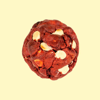 Cookie fait maison moelleux red velvet rouge, avec des morceaux de chocolat blanc fondant entier