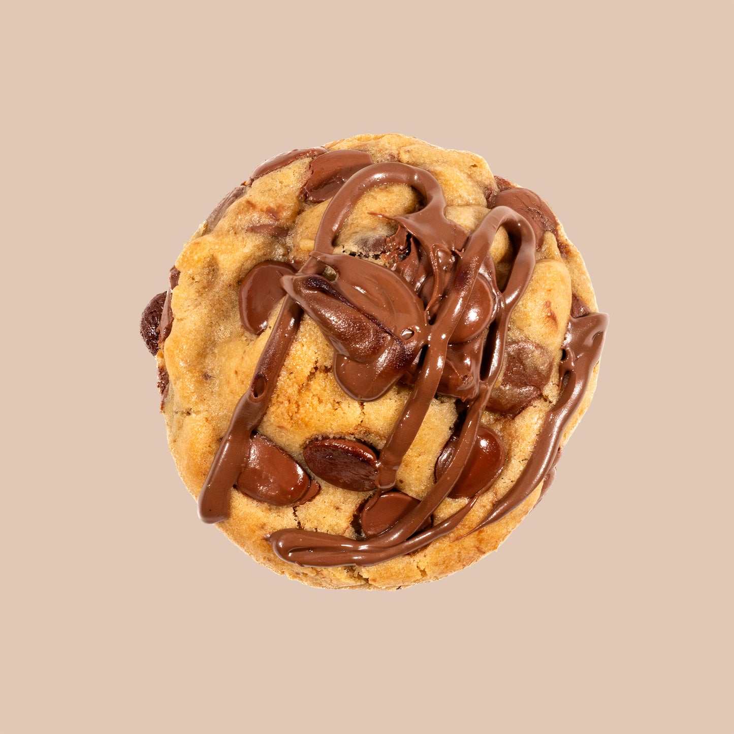 Cookie artisanal au Nutella vu de dessus, garni de pépites de chocolat au lait Callebaut et d'un cœur fondant de pâte à tartiner chocolat noisette, décoré d'un généreux filet de Nutella sur fond beige doux. Texture moelleuse et gourmande 